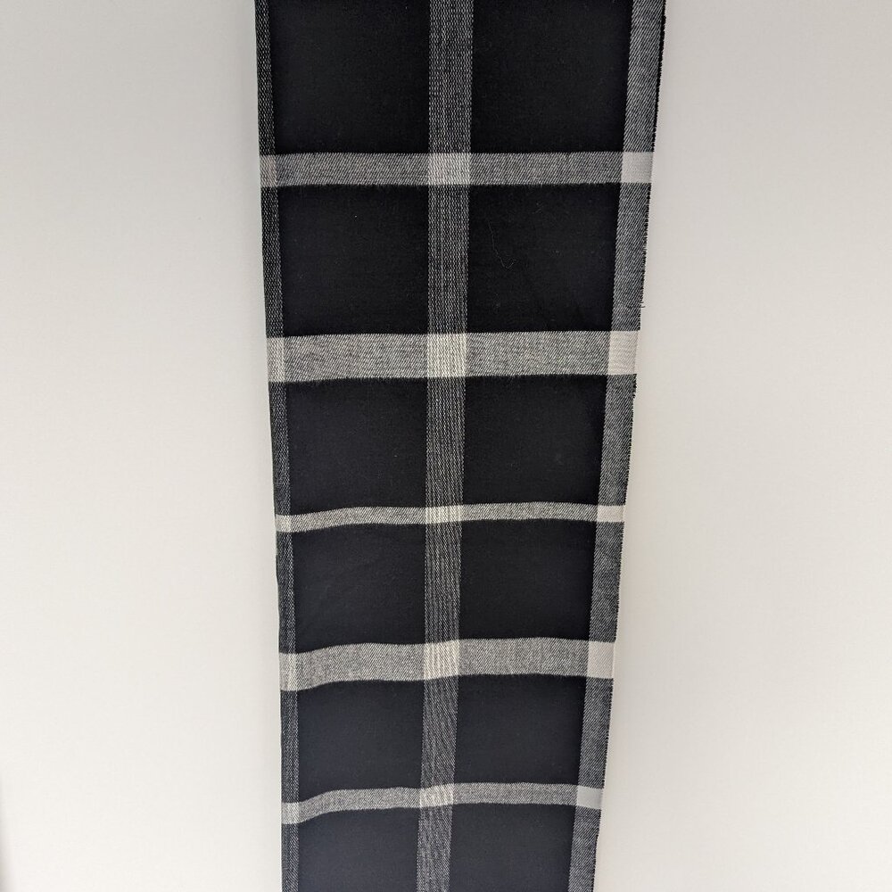 New NWT Gap Windowpane Plaid Fringe Scarf